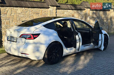 Седан Tesla Model 3 2022 в 