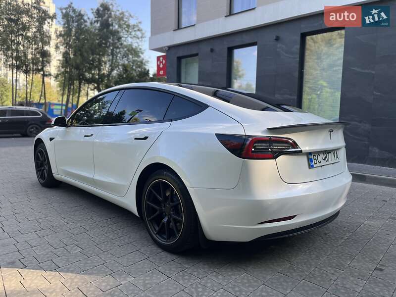 Седан Tesla Model 3 2020 в Львові