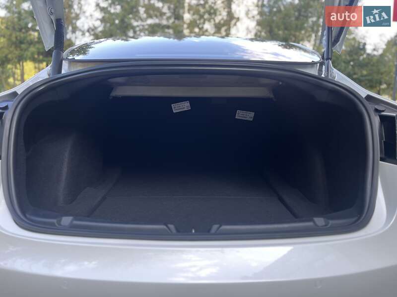Седан Tesla Model 3 2020 в Львові