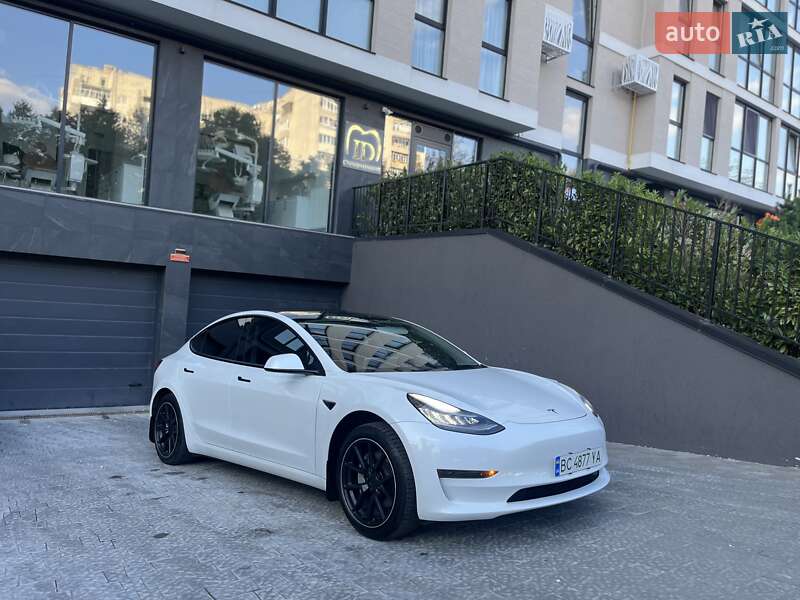 Седан Tesla Model 3 2020 в Львові