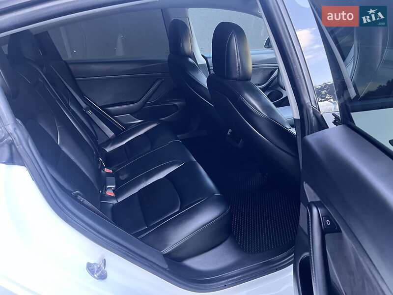 Седан Tesla Model 3 2020 в Львові