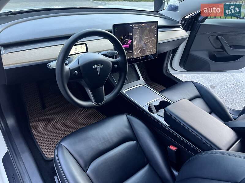 Седан Tesla Model 3 2020 в Львові