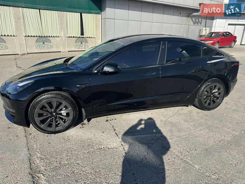 Седан Tesla Model 3 2021 в Чернівцях