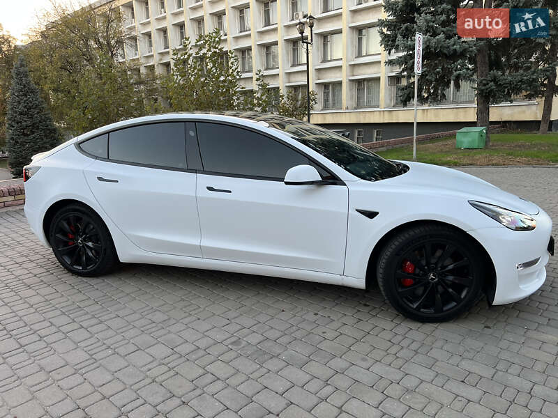 Седан Tesla Model 3 2023 в 