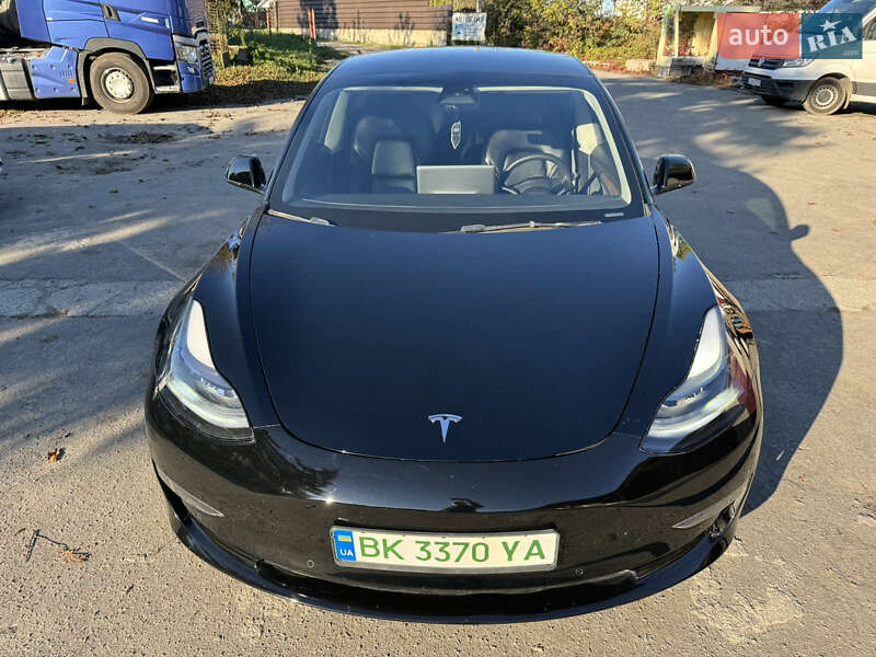 Седан Tesla Model 3 2022 в Ровно