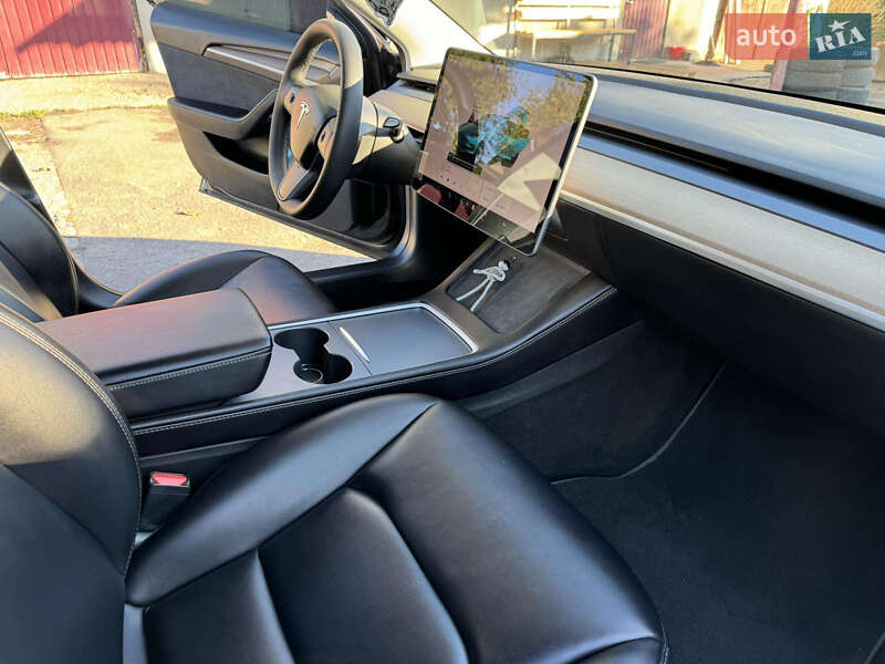 Седан Tesla Model 3 2022 в Ровно