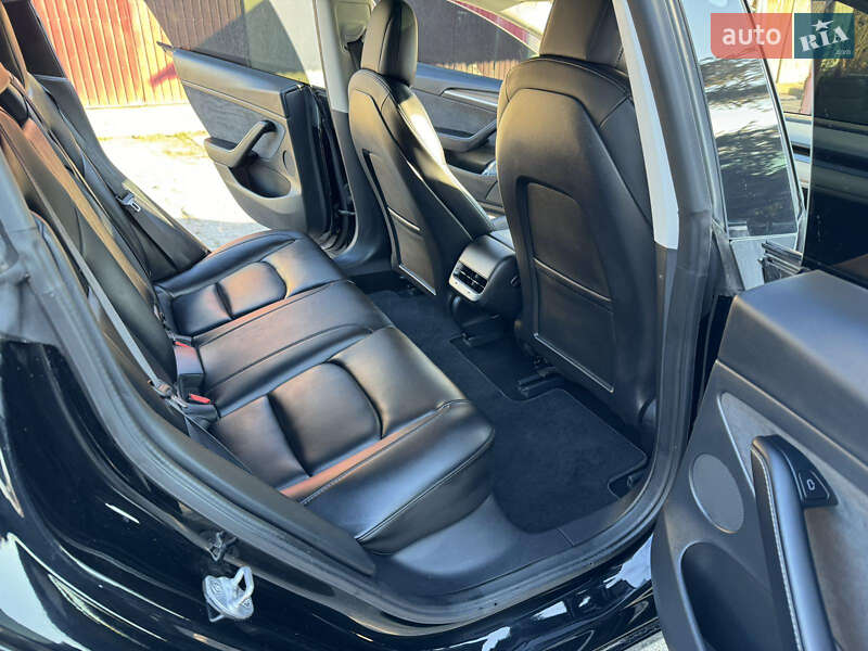 Седан Tesla Model 3 2022 в Ровно