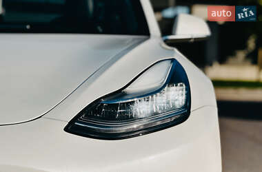 Седан Tesla Model 3 2020 в Ровно