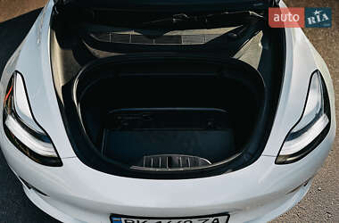 Седан Tesla Model 3 2020 в Ровно