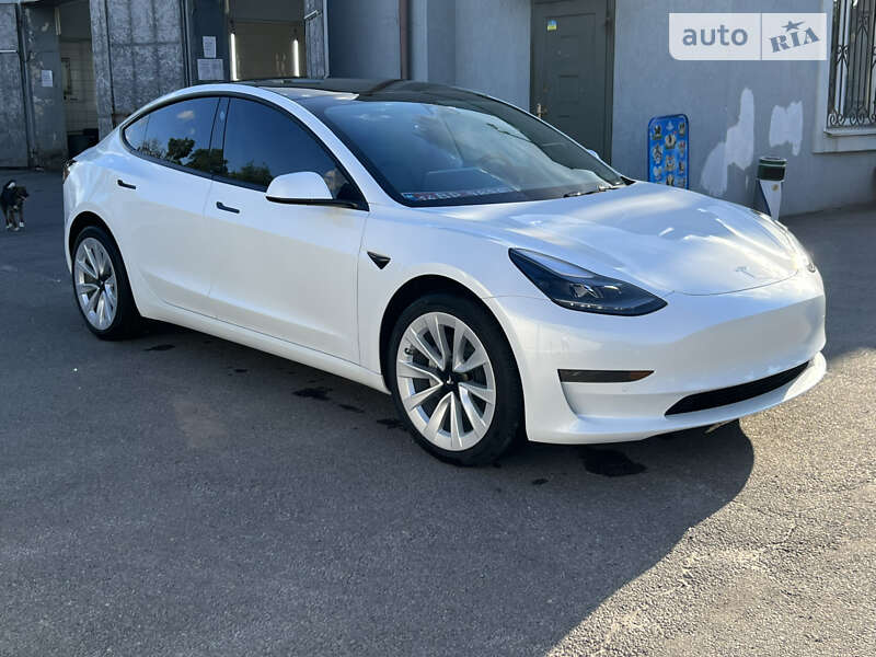 Седан Tesla Model 3 2022 в 