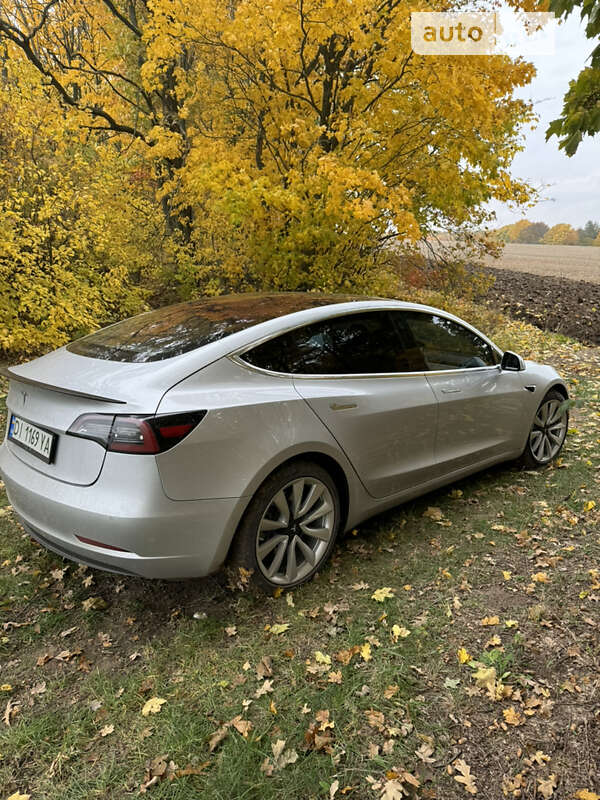 Седан Tesla Model 3 2018 в Томашполі