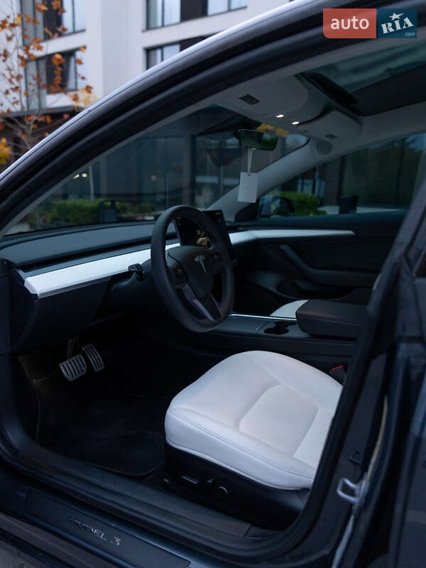Седан Tesla Model 3 2023 в Ужгороде