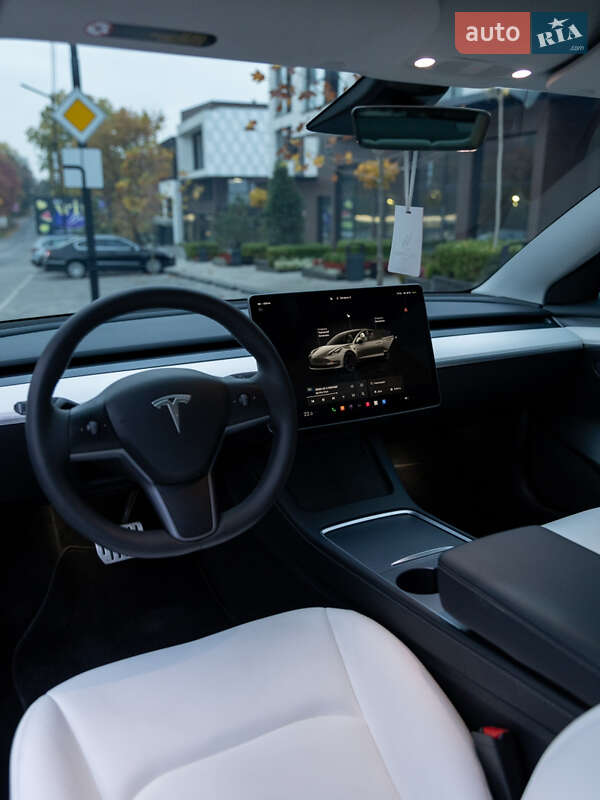 Седан Tesla Model 3 2023 в Ужгороде