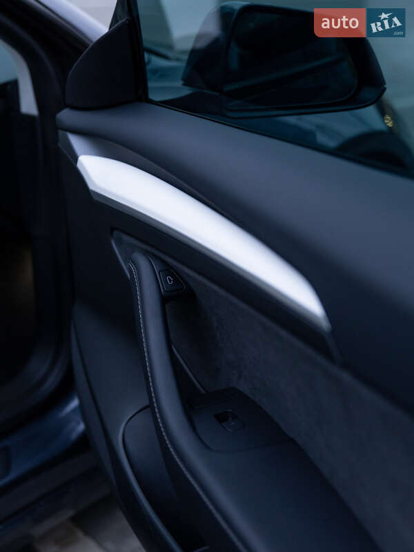 Седан Tesla Model 3 2023 в Ужгороде