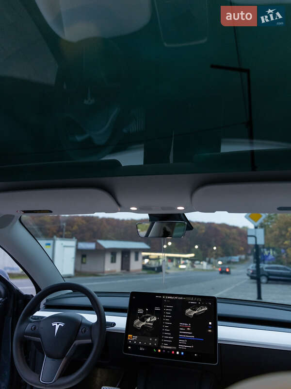 Седан Tesla Model 3 2023 в Ужгороде