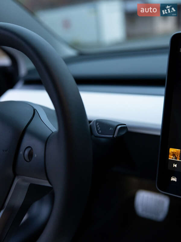 Седан Tesla Model 3 2023 в Ужгороде