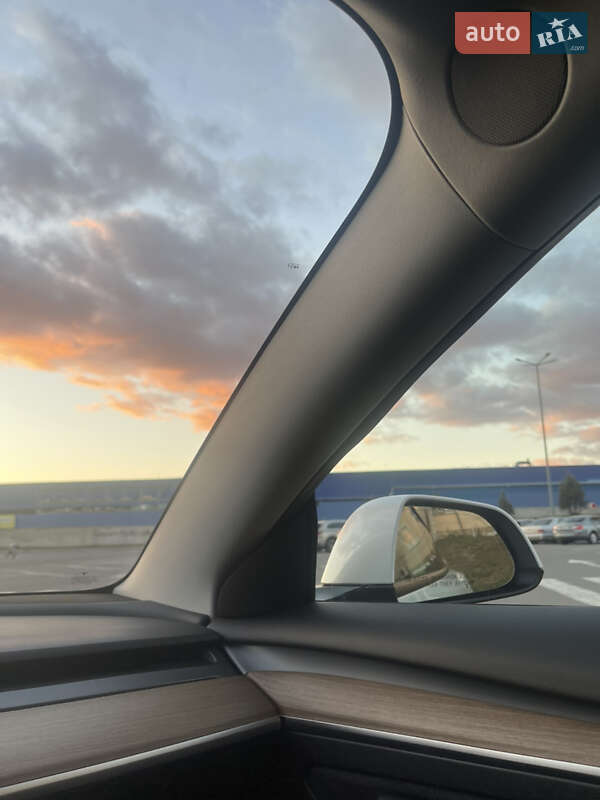 Седан Tesla Model 3 2021 в Виннице