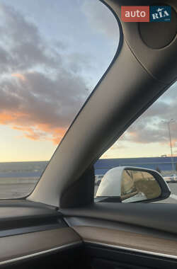 Седан Tesla Model 3 2021 в 