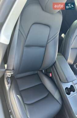 Седан Tesla Model 3 2023 в 