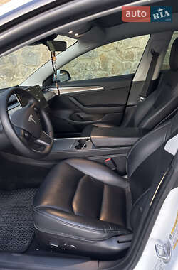 Седан Tesla Model 3 2022 в 