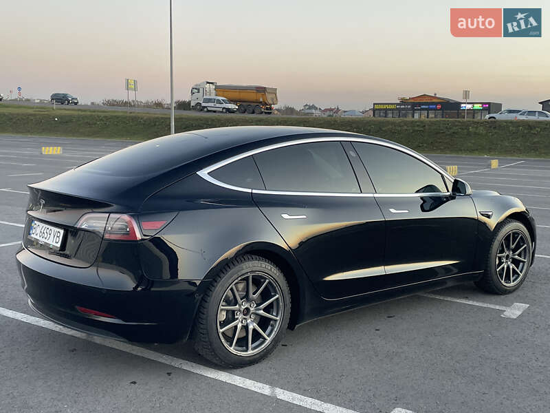 Седан Tesla Model 3 2019 в Львові