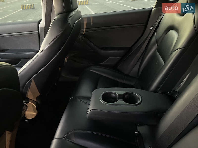 Седан Tesla Model 3 2019 в Львові