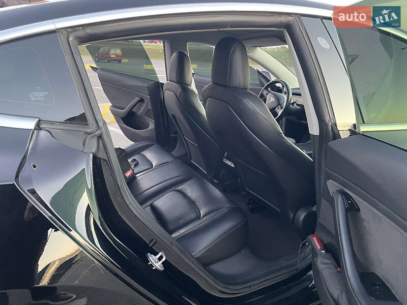 Седан Tesla Model 3 2019 в Львові