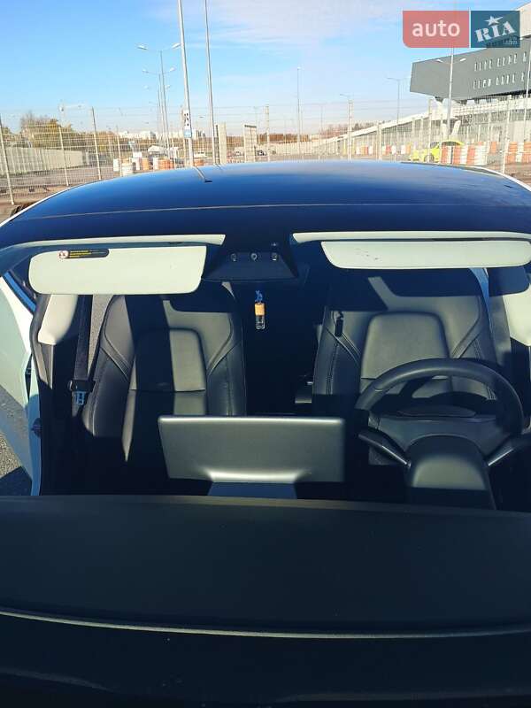 Седан Tesla Model 3 2019 в Львові