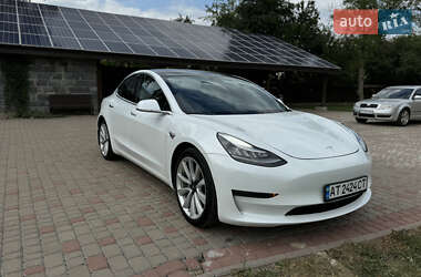 Седан Tesla Model 3 2020 в Калуші