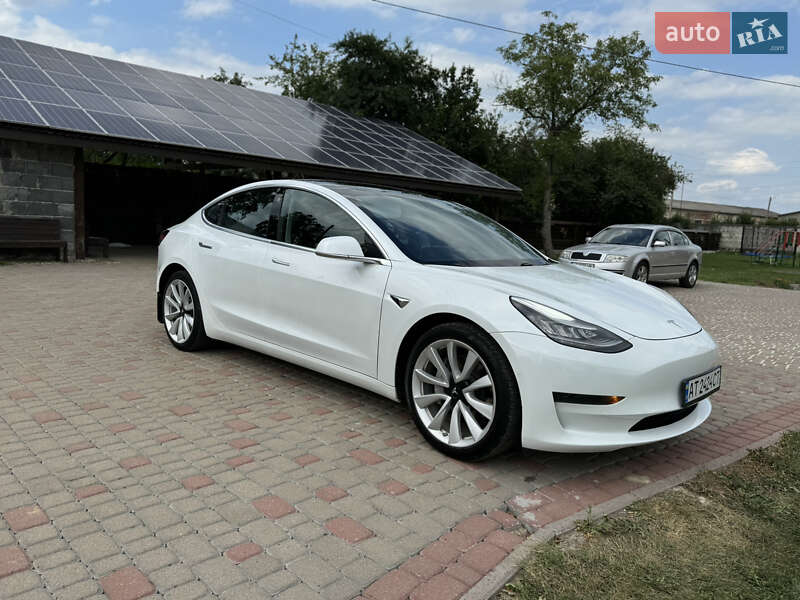 Седан Tesla Model 3 2020 в Калуші