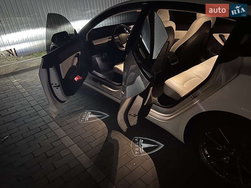 Седан Tesla Model 3 2018 в Виннице