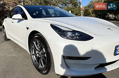 Седан Tesla Model 3 2022 в 