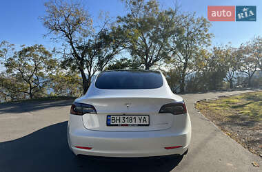Седан Tesla Model 3 2022 в 