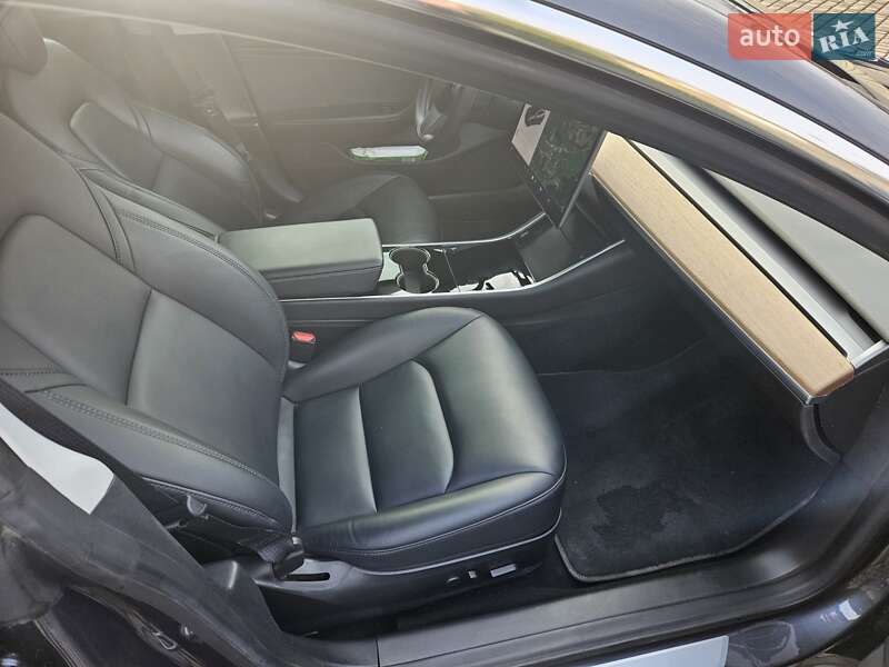 Седан Tesla Model 3 2019 в Шептицькому