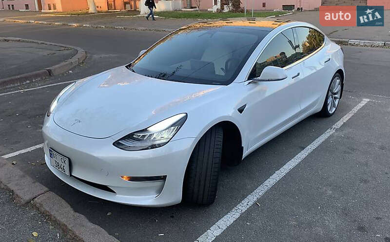 Седан Tesla Model 3 2019 в Львове