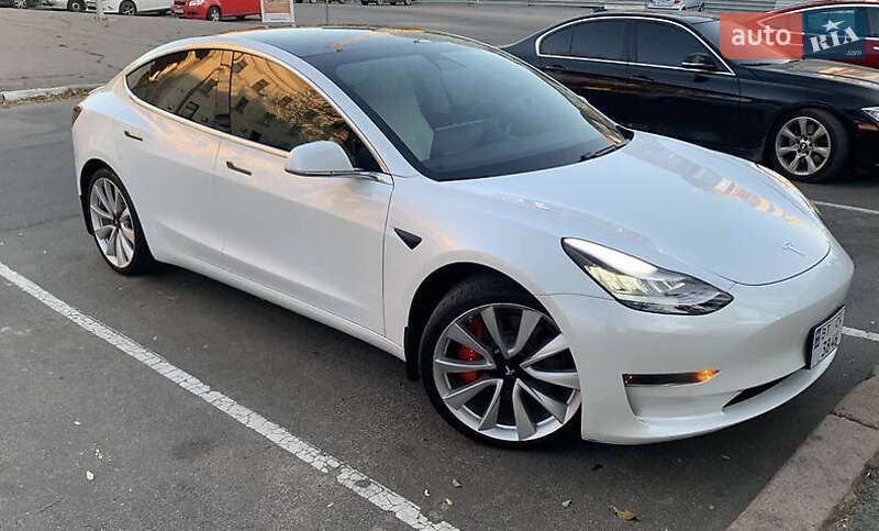 Седан Tesla Model 3 2019 в Львове