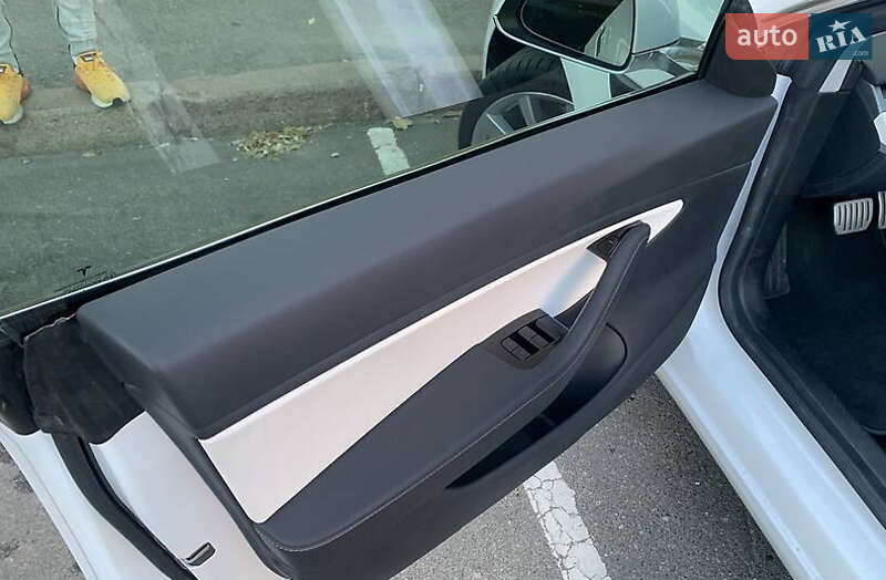Седан Tesla Model 3 2019 в Львове