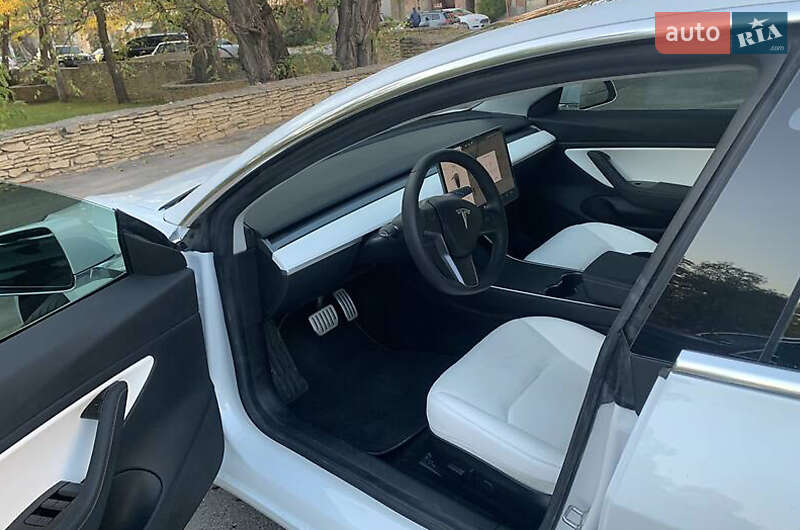 Седан Tesla Model 3 2019 в Львове