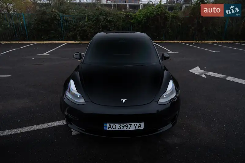 Седан Tesla Model 3 2023 в 