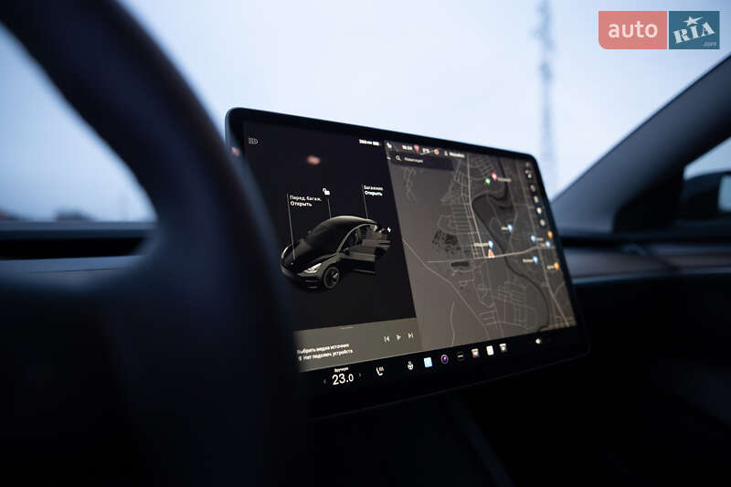 Седан Tesla Model 3 2023 в Ужгороде