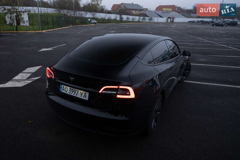 Седан Tesla Model 3 2023 в Ужгороде