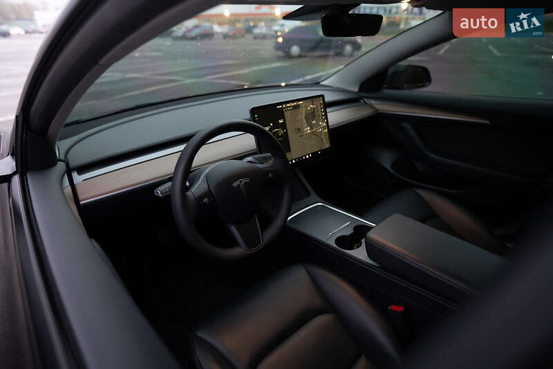 Седан Tesla Model 3 2023 в Ужгороде