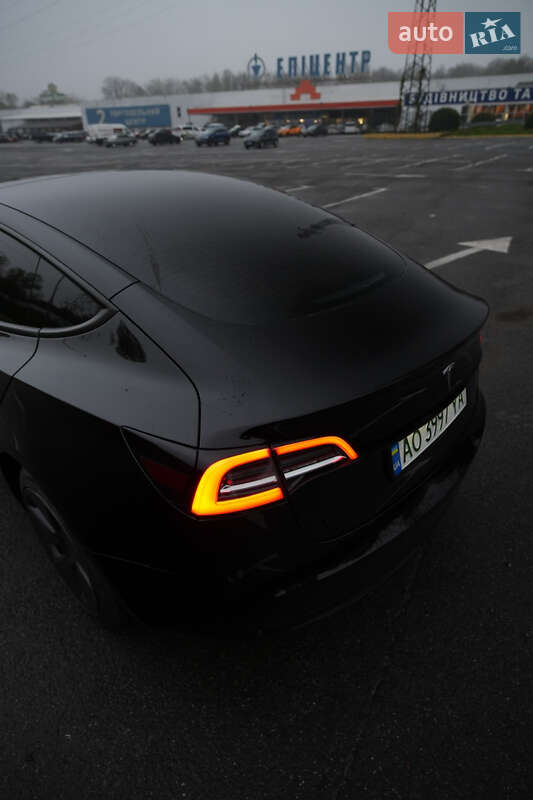 Седан Tesla Model 3 2023 в Ужгороде