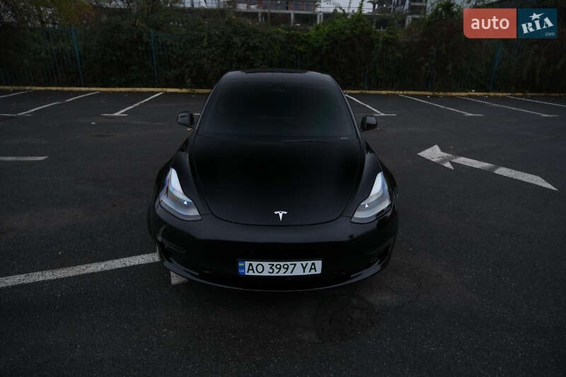 Седан Tesla Model 3 2023 в Ужгороде