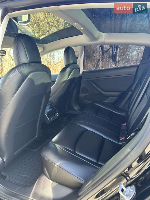 Седан Tesla Model 3 2022 в Дрогобыче