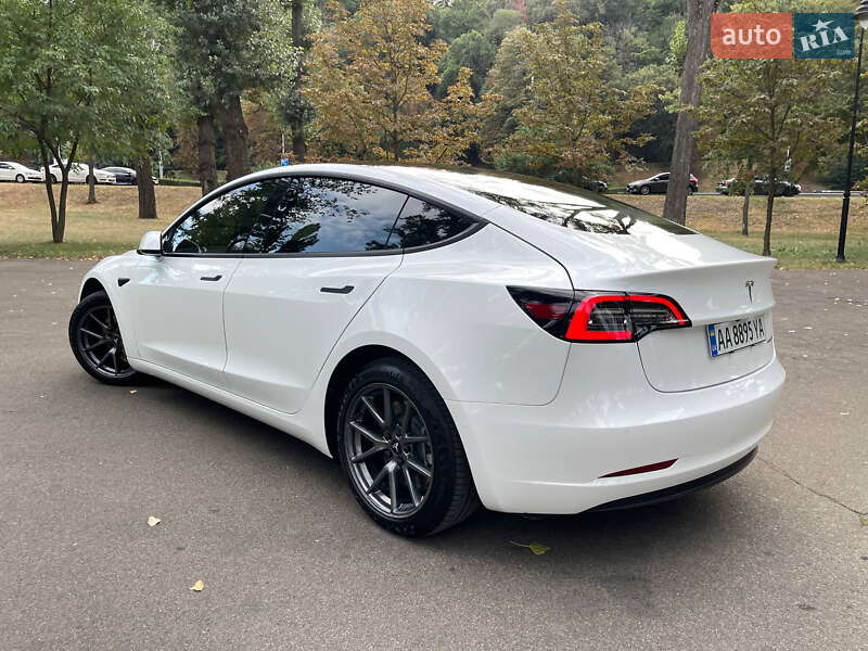 Седан Tesla Model 3 2022 в Львове