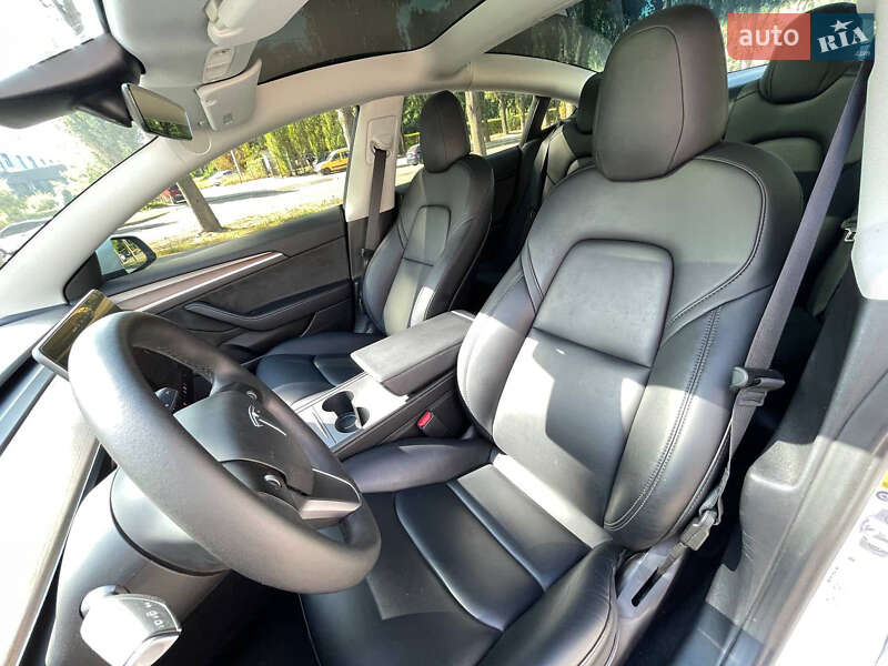 Седан Tesla Model 3 2022 в Львове