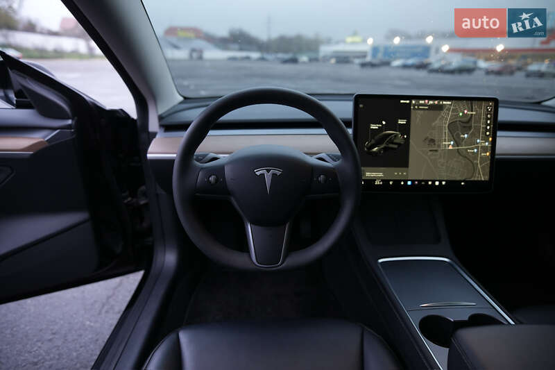 Седан Tesla Model 3 2023 в Ужгороде