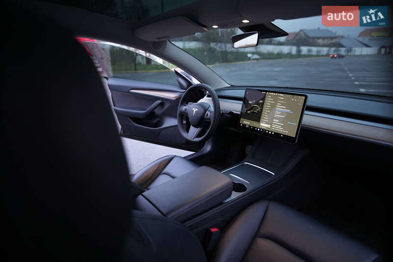 Седан Tesla Model 3 2023 в Ужгороде