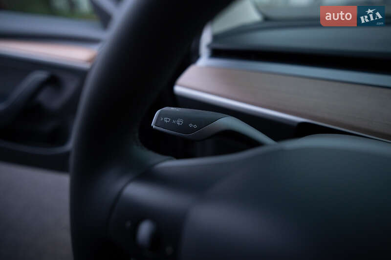 Седан Tesla Model 3 2023 в Ужгороде